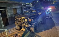Conductor de Hummer choca con carro estacionado
