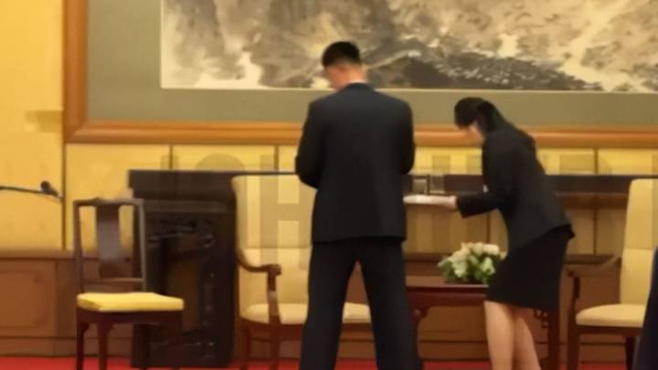 Asistentes de Kim Jong-Un limpian rastros de su ADN tras cumbre con Putin en China (Video)