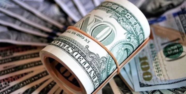 El dólar oficial marcó un salto y cerró por encima de los $1.400