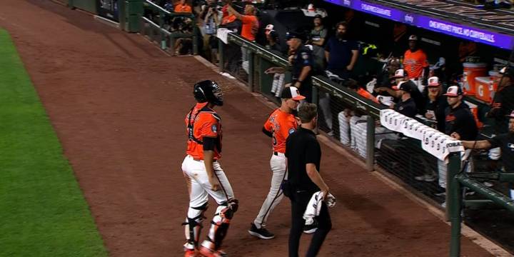 Samuel Basallo leaves game with right hand injury