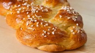 Pan de leche trenzado y relleno: la receta que no sabías que necesitabas y vas a querer comer a toda hora