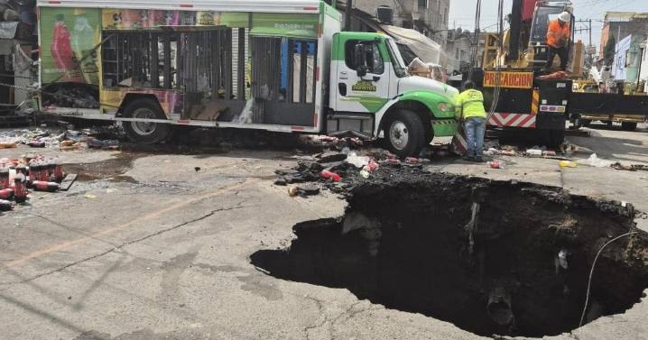 FOTOS | Evacúan a ocho familias por socavón en la Renovación, Iztapalapa