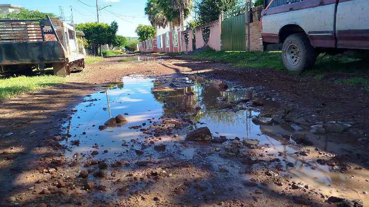 Solicitan drenaje y pavimentación en calles de Doña Rosa