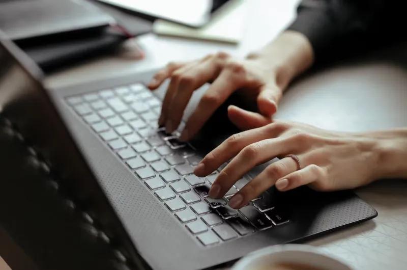 El mail al editor de El Liberal que se filtró: entre pantallas y libros