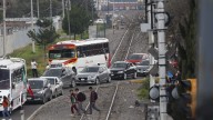 Falta de plumas y riesgo constante, el tren que cruza el Edomex