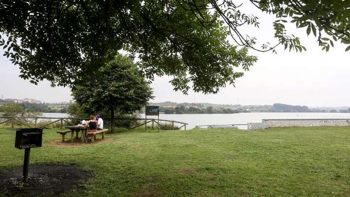 El embalse de Trasona, escenario de la última acción de compromiso medioambiental en Corvera