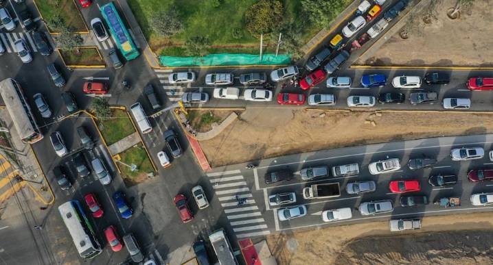 El drama de cruzar la Vía Expresa Sur el hora punta: caos y inseguridad graficados en imágenes TLCNOTA
