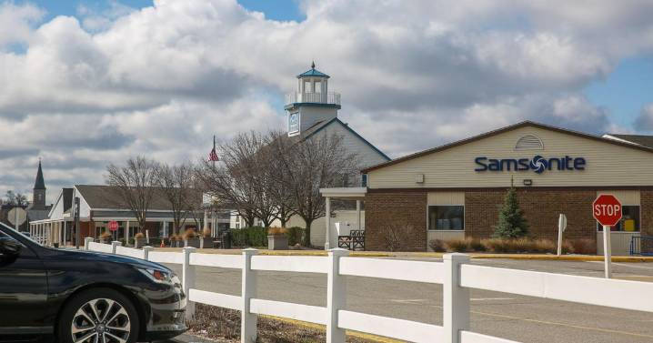 New stores open at Lighthouse Place mall