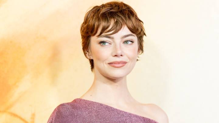 Emma Stone lleva el tinte de pelo que necesitas para rejuvenecer en otoño 2025: Mocha Mousse