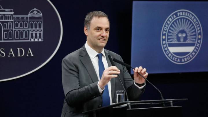 El furcio de Manuel Adorni: "Si hay alguien comprometido con la corrupción, ese es el Presidente"