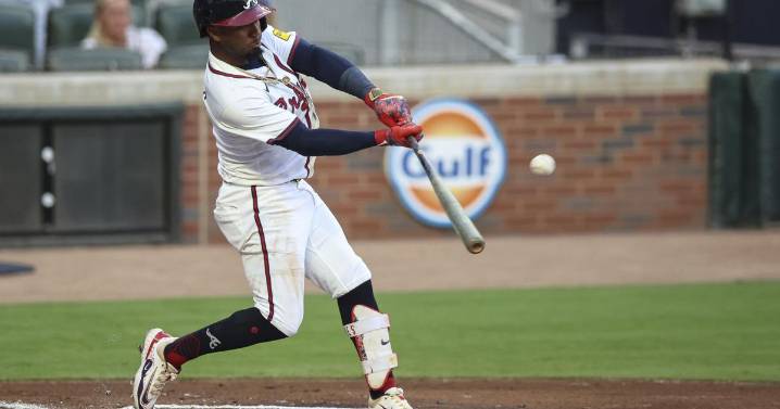 Braves second baseman Ozzie Albies leaves game vs. Nationals with apparent hand or wrist injury