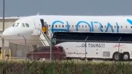 Momento en que menores guatemaltecos bajan del avión en Texas tras suspensión de repatriación