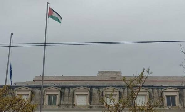 Militantes de izquierda izaron una bandera de Palestina en el mástil de la UNS