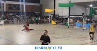 Atajó un penal, se desplomó y murió: el dramático momento en un torneo regional de futsal en Brasil