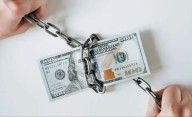 Volvió el cepo: los que compren dólar oficial no podrán operar en el financiero este año
