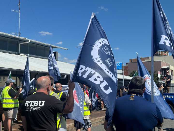 ‘Middlemen', local bus drivers continue fight against Keolis Downer