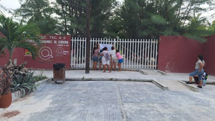Padres de Holbox cierran secundaria técnica por falta de maestros en áreas clave