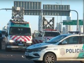 Tragedia en la Autopista Buenos Aires-La Plata: murió un motociclista tras chocar contra un camión