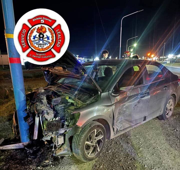 Rápida intervención de Bomberos tras accidente vehicular en el acceso sur de Caleta Olivia