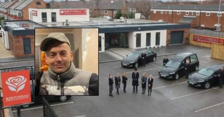 Padre sufrió un paro cardiaco mientras cargaba el ataúd de su hijo en Inglaterra