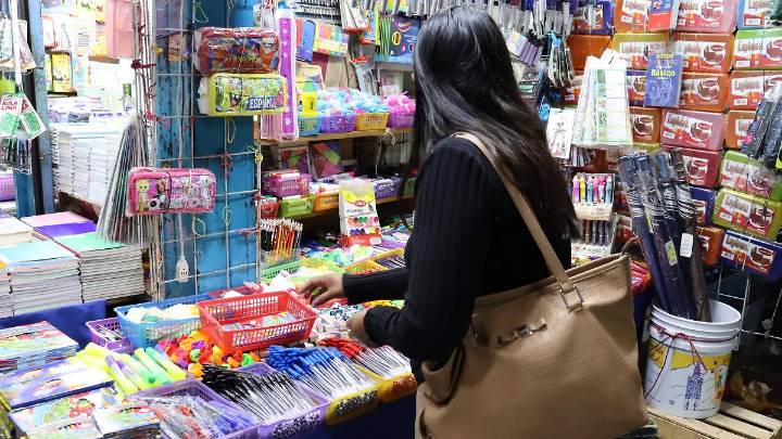 Comerciantes del Puente del Dragón reportan repunte de hasta 95% en ventas por regreso a clases