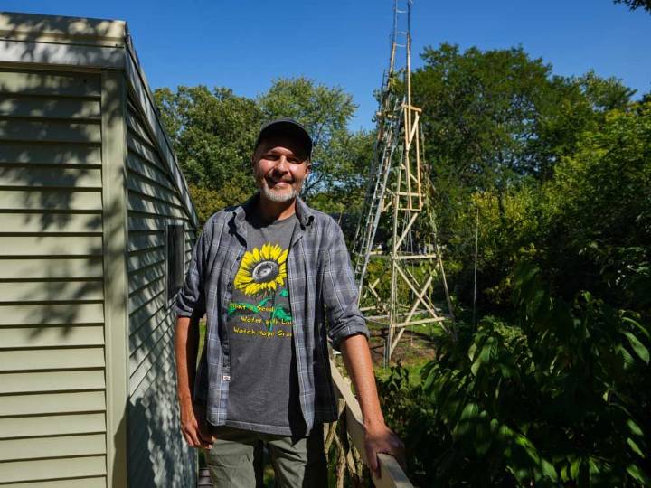World’s tallest sunflower blooms in Indiana as a tribute to Ukraine