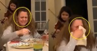 Niña principiante de violín intenta amenizar la cena; madre se cubre de risa ante la desafinación