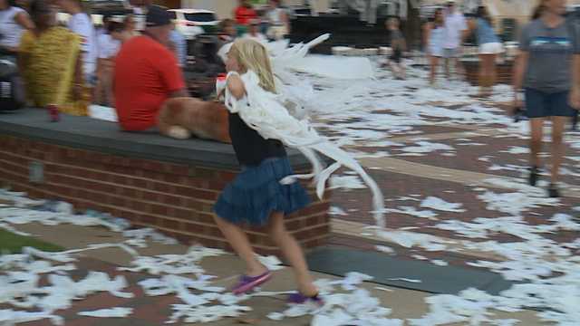 Tiger fans roll Toomer’s Corner as Auburn celebrates 3