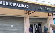 Empleada municipal se planta frente al relevo de títulos en Tartagal y pone en evidencia el conflicto