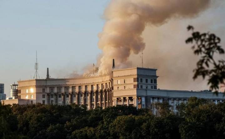 Bombardeó la sede de gobierno. Rusia lanzó un masivo ataque contra Kiev con 800 drones y 13 misiles