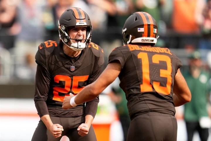 Andre Szmyt's 55-yard field goal as time expires rallies Browns to 13