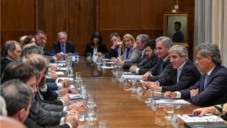 Luis Caputo pidió elegir «entre esto, o el comunismo en 2027» tras el revés...
