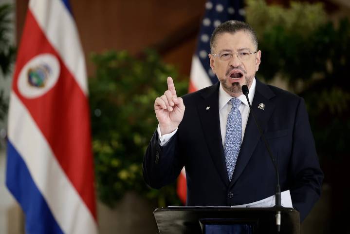 El presidente de Costa Rica celebra un triunfo con sabor electoral aferrado a la inmunidad