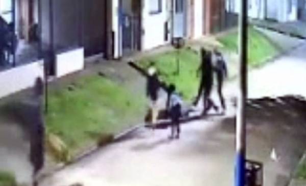 VIDEO. En patota, siete ladrones lo golpearon salvajemente para robarle en Berisso