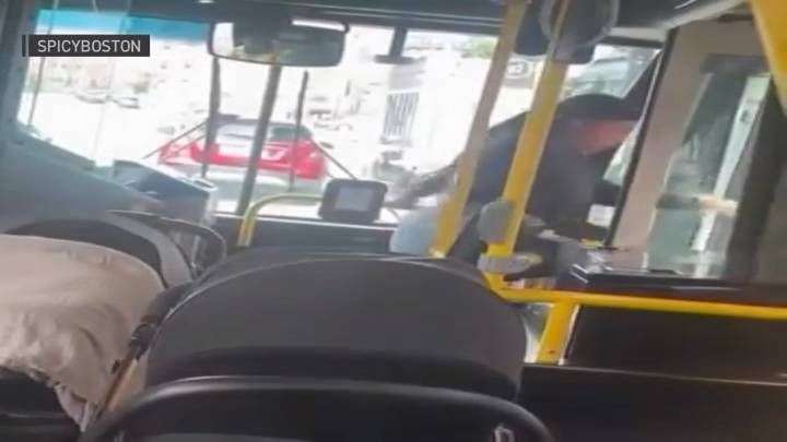 Arrestan a mujer tras empujar a anciana en un autobús de la MBTA