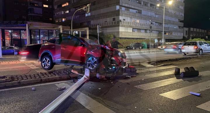 Una joven choca contra un semáforo y una farola en Badajoz