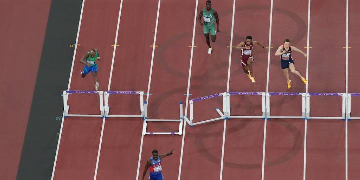 Ganó el oro en los 400 metros, lo descalificaron por perjudicar a un rival pero le restituyeron la medalla: la insólita definición en el Mundial de Atletismo