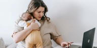 Mujeres trabajan más horas que los hombres en México: INEGI señala desigualdad en tareas no remuneradas y tiempo libre