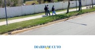 Jóvenes hacen un buen aprovechamiento del parquizado de calle 25 de Mayo en Capital