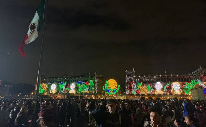Entre banderas, sombreros y pinturas tricolor, fans de La Arrolladora empiezan a llenar la plancha del Zócalo