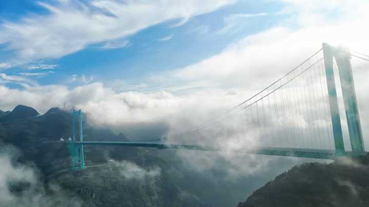 China inauguró el puente más alto del mundo en "la grieta de la tierra"