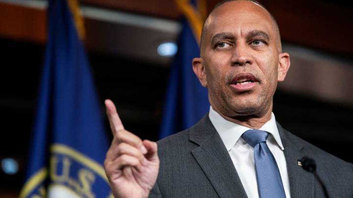 Government shutdown would be Republicans' fault, Jeffries warns