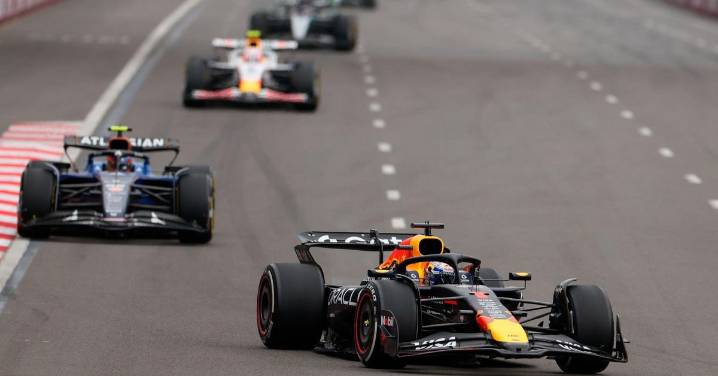 Verstappen gana en Bakú y Sainz sube con todo el mérito al podio