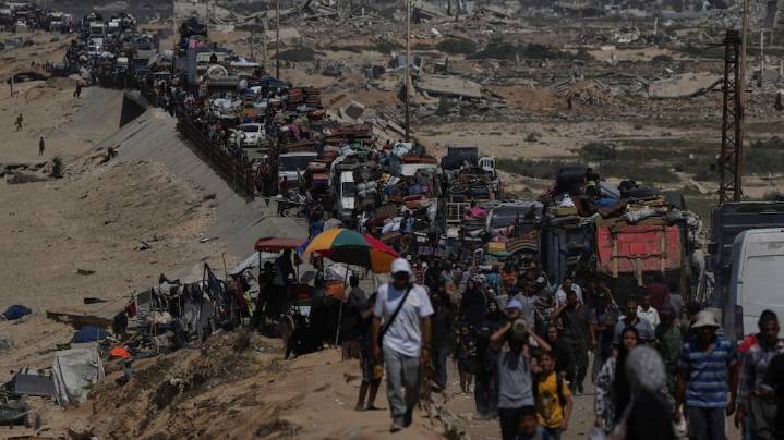 Sigue el éxodo masivo en la Ciudad de Gaza ante una nueva ofensiva israelí: “Es como vivir en el infierno”