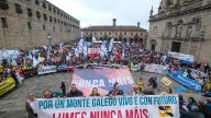 Miles de personas protestan en Santiago contra la política forestal de la Xunta tras los incendios