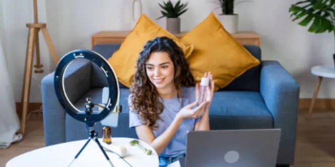 Cómo lucirían los 'influencers' en 2050, afectados por el uso excesivo de dispositivos 