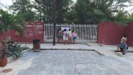Padres de Holbox cierran secundaria técnica por falta de maestros en áreas clave