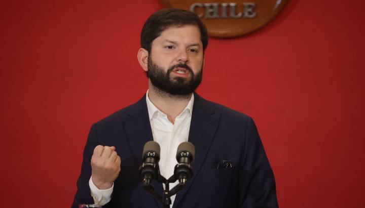 Cordero confirma que el Ejecutivo evalúa antecedentes para denunciar estafa virtual que utiliza la imagen de Boric