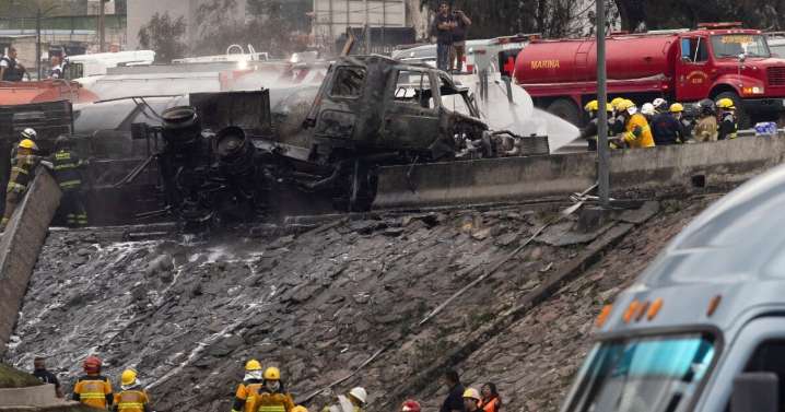 Exceso de velocidad, posible causa de volcadura de pipa en Iztapalapa: FGJ CDMX
