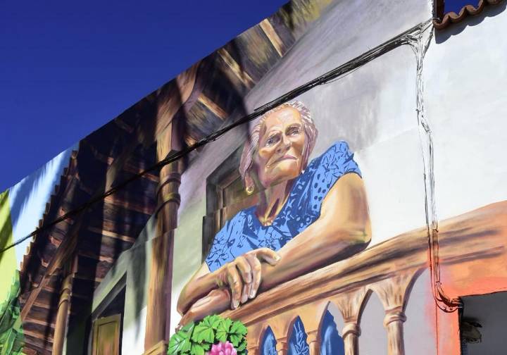 Agüimes inmortaliza a la vecina Carmen Tarajano en un mural que celebra la memoria del municipio